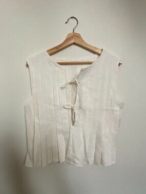 100% Linen White tie front sleeveless top. Size S